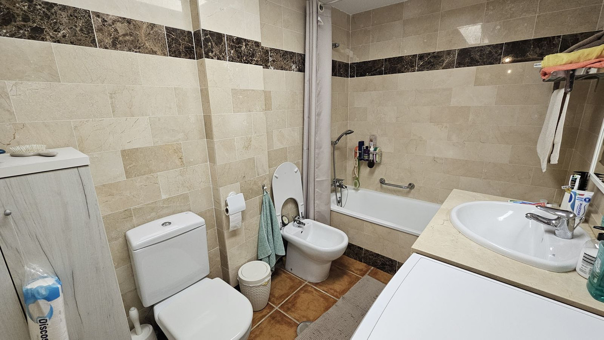 1 Bedroom Apartment in Estepona - Photo 21