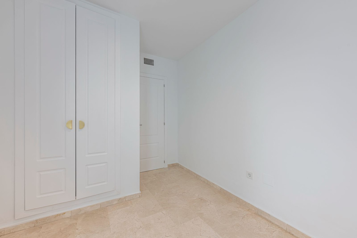 2 Bedroom Apartment in Estepona - Photo 22