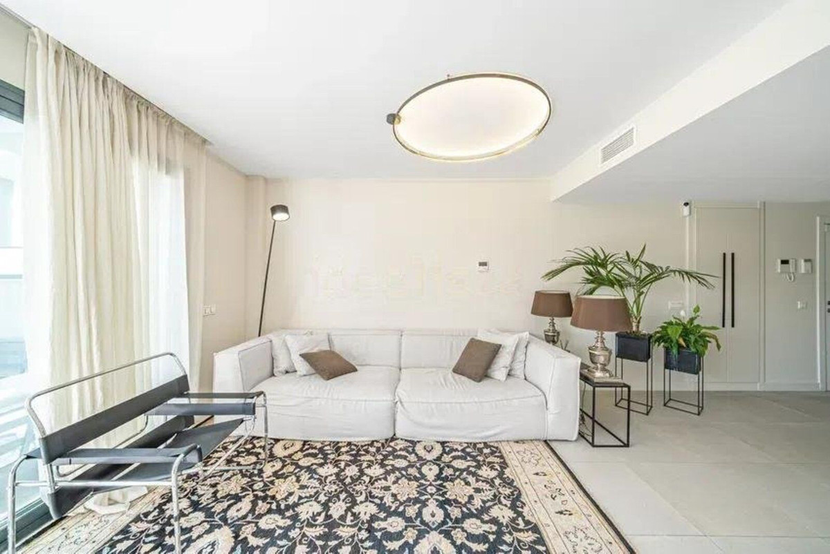 3 Bedroom Apartment in Estepona - Photo 5