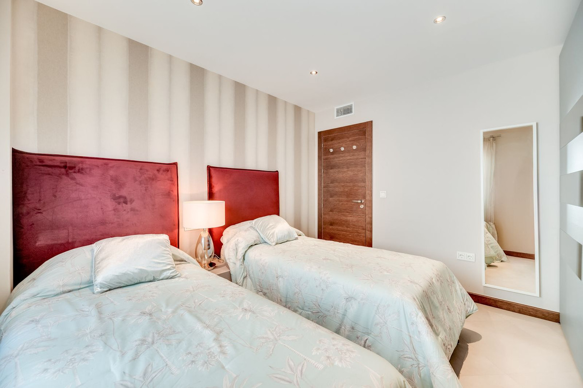 3 Bedroom Apartment in Marbella - Photo 17
