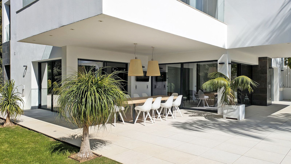 5 Bedroom Villa in Marbella - Photo 4