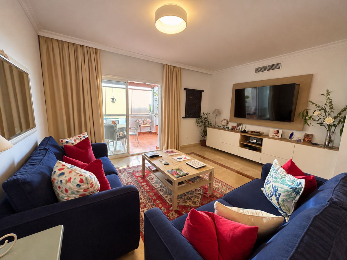 3 Bedroom Penthouse in Estepona - Photo 9