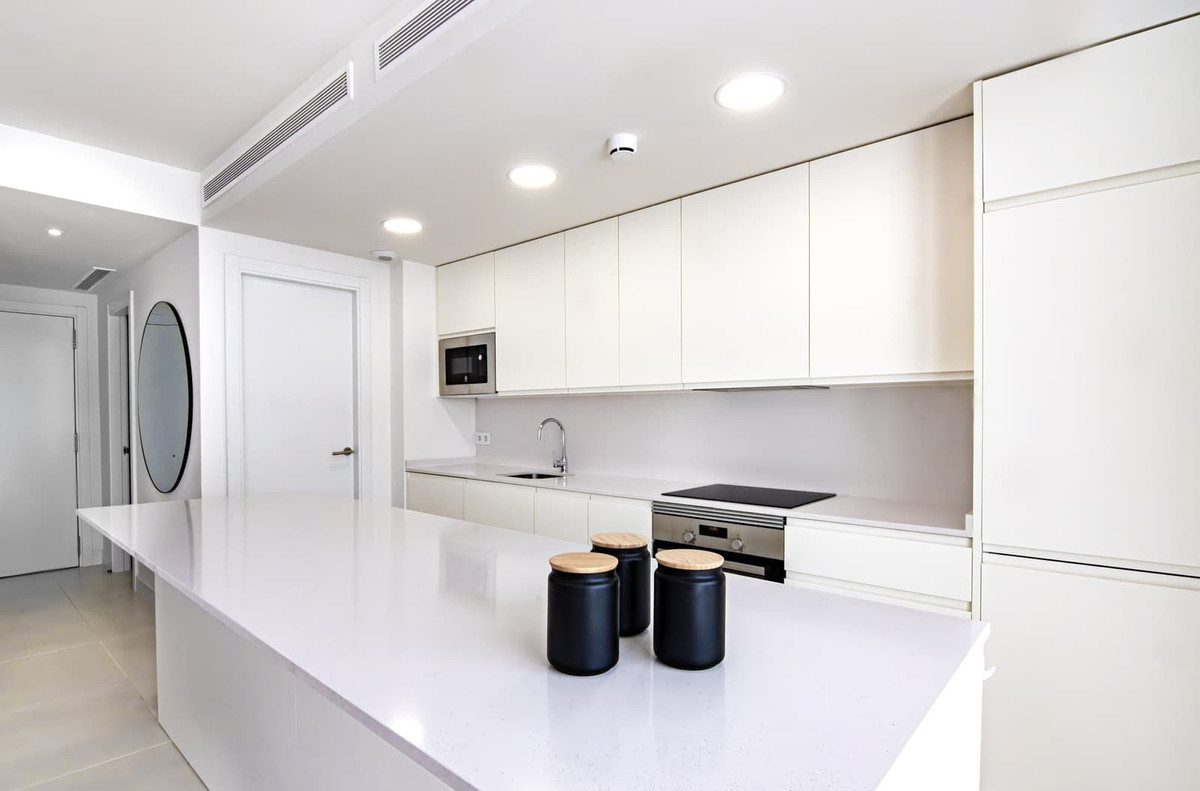 4 Bedroom Apartment in Benalmádena - Photo 8