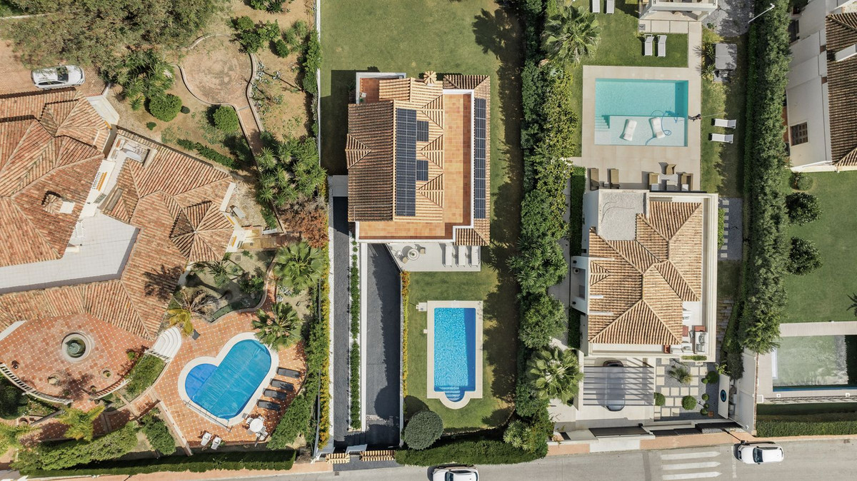 4 Bedroom Villa in Marbella - Photo 2