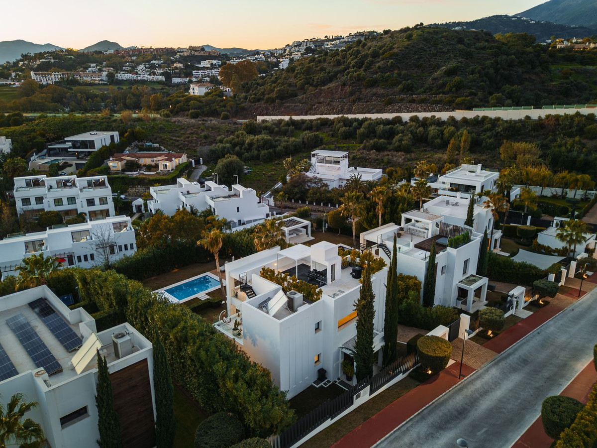 6 Bedroom Villa in Marbella - Photo 3