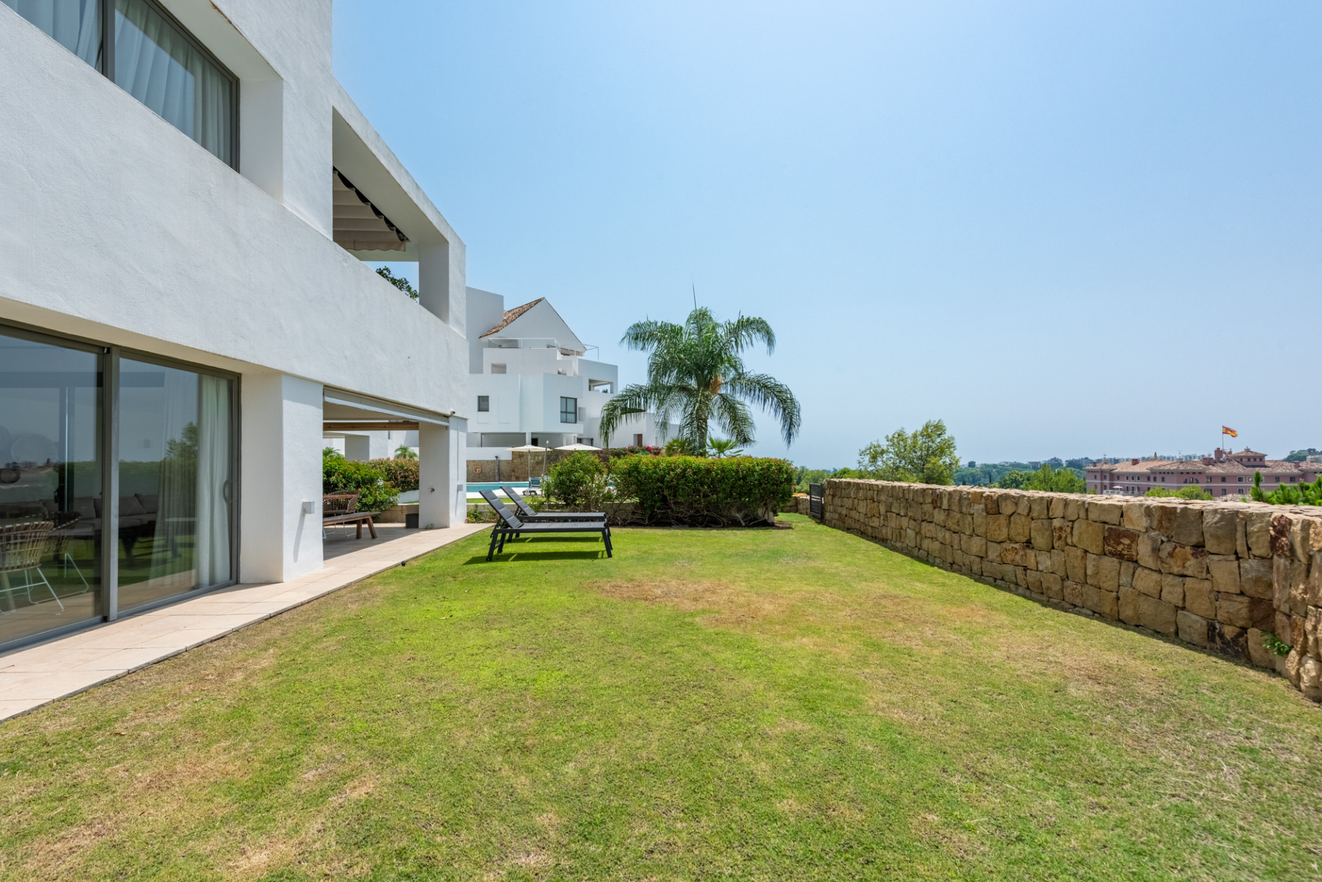 2 Bedroom Apartment in Benahavís - Photo 6