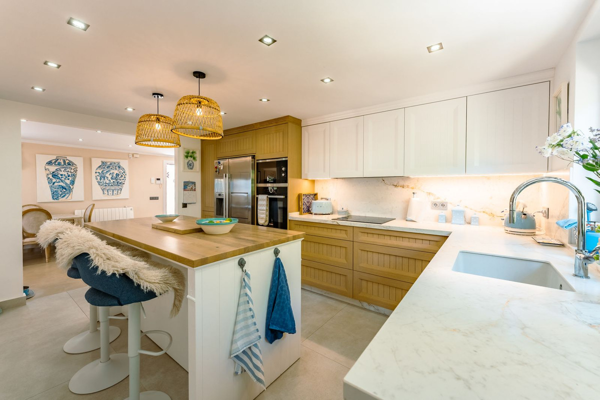 4 Bedroom Villa in Estepona - Photo 4
