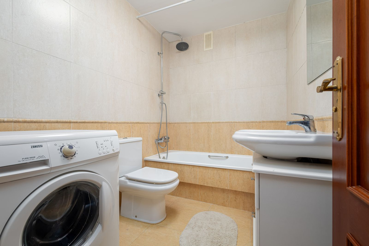 2 Bedroom Penthouse in Fuengirola - Photo 15