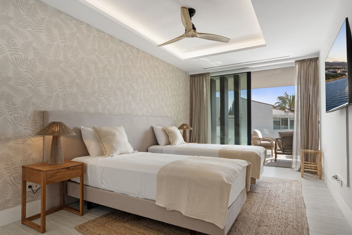 2 Bedroom Apartment in Estepona - Photo 17