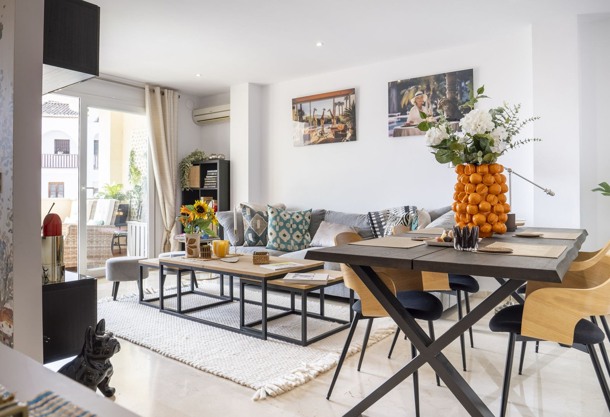 2 Bedroom Apartment in Estepona - Photo 7