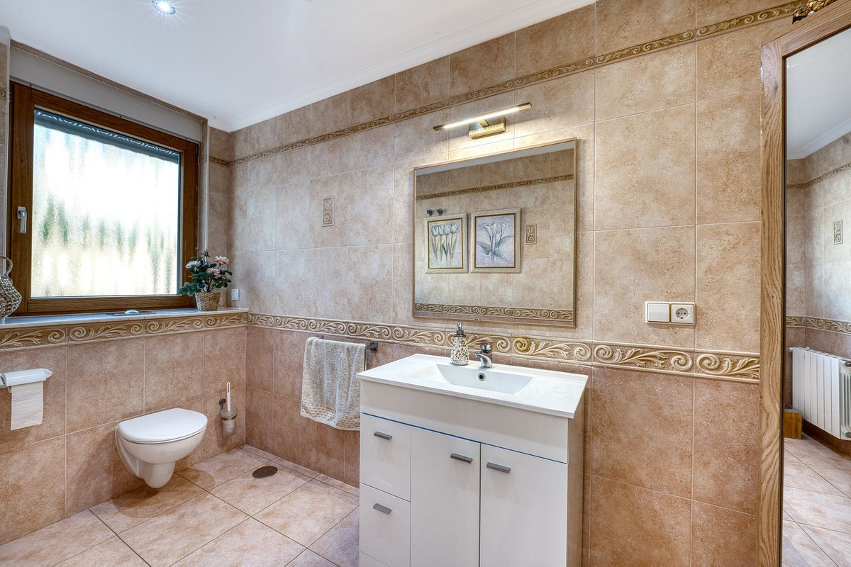 8 Bedroom Villa in Marbella - Photo 14