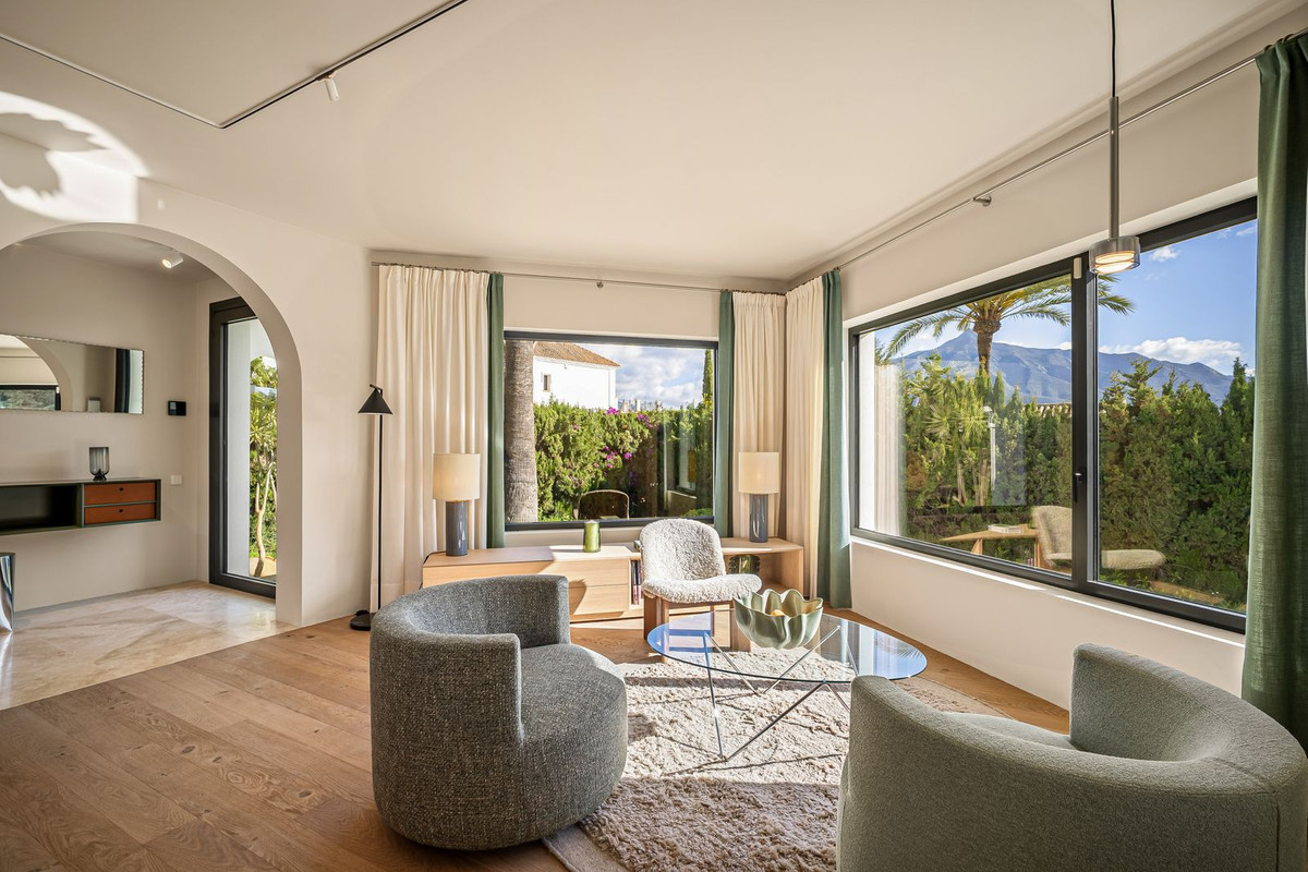 4 Bedroom Villa in Marbella - Photo 8