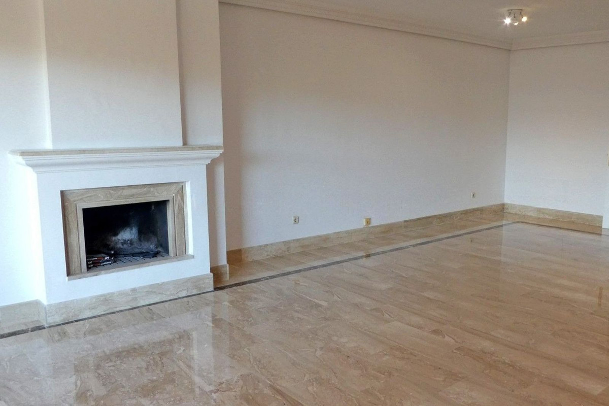 2 Bedroom Penthouse in San Pedro de Alcántara - Photo 5