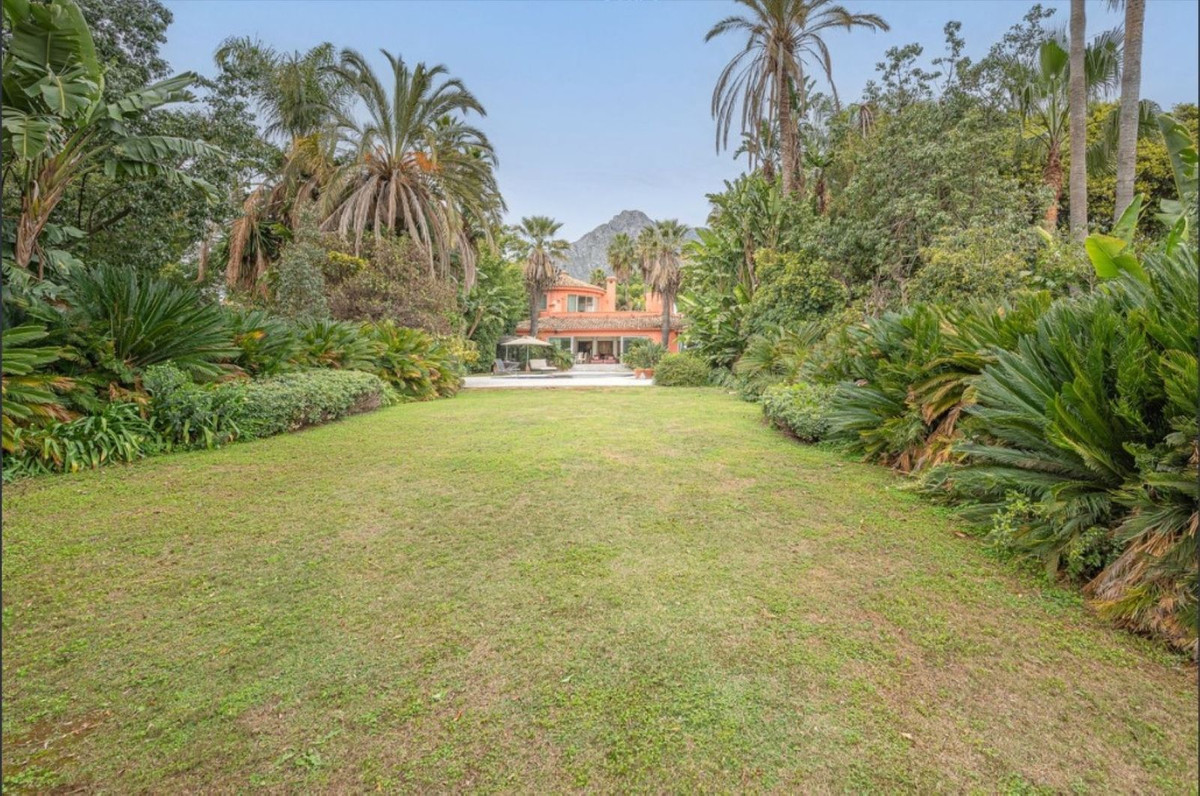 5 Bedroom Villa in Marbella - Photo 25