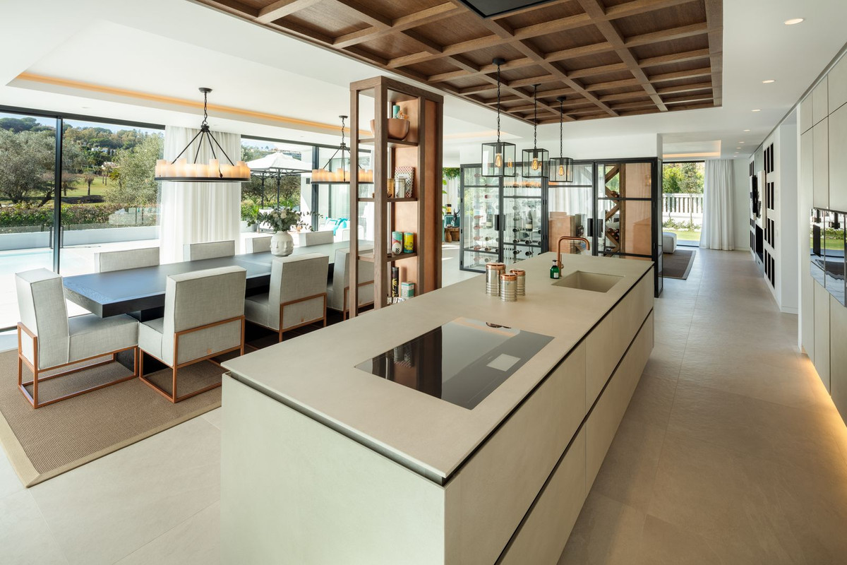 5 Bedroom Villa in Marbella - Photo 9