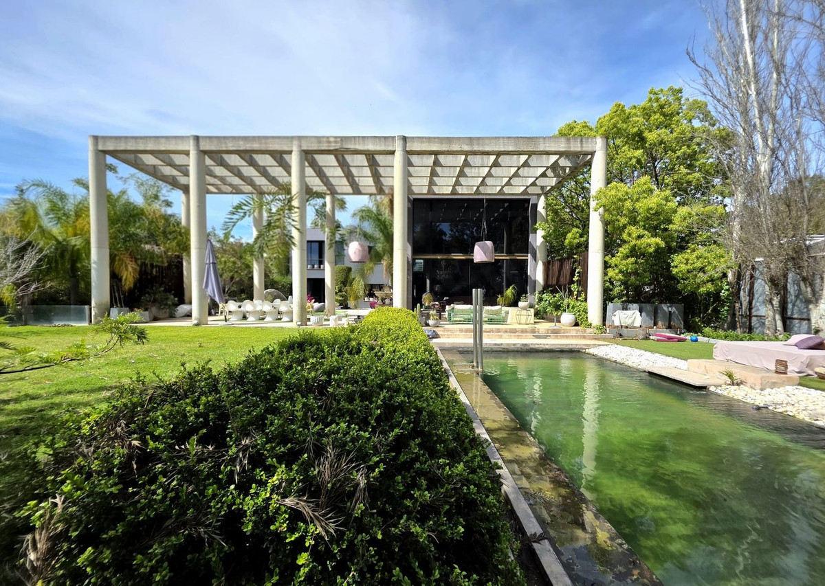 5 Bedroom Villa in Estepona - Photo 6