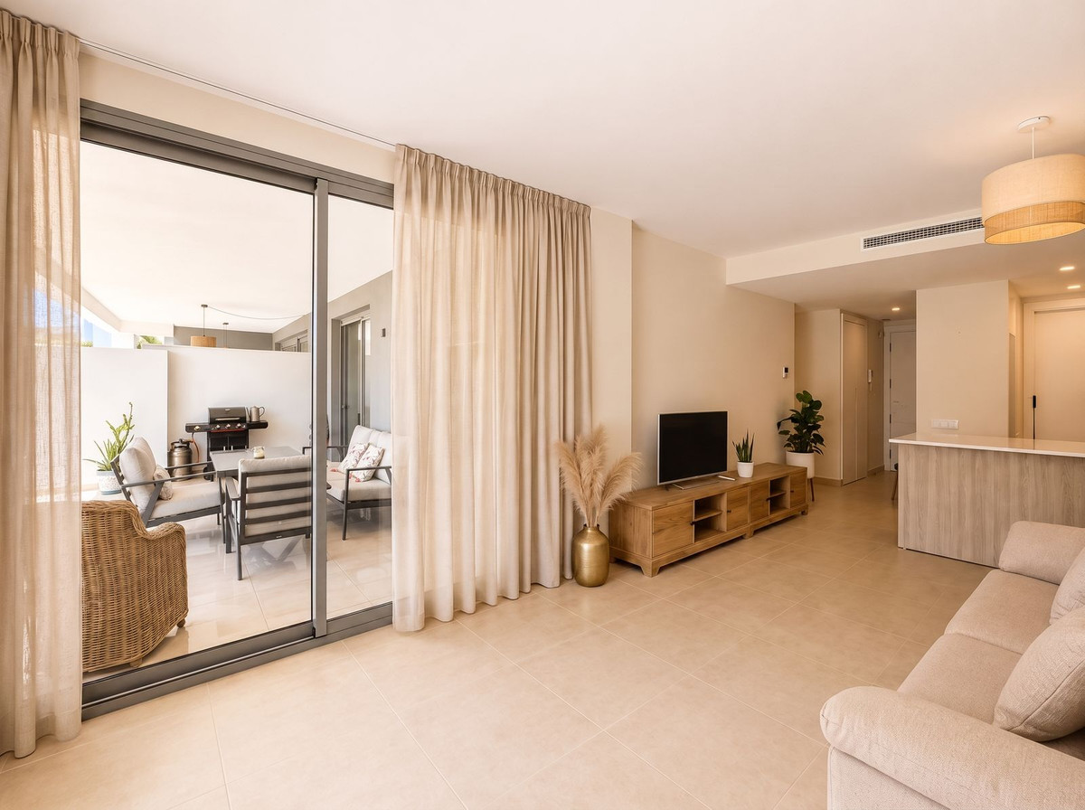 2 Bedroom Apartment in Estepona - Photo 15