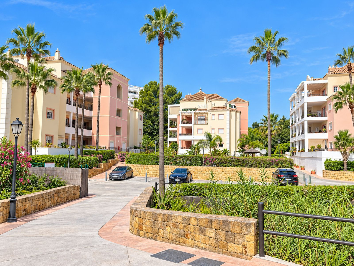3 Bedroom Apartment in Marbella - Photo 2