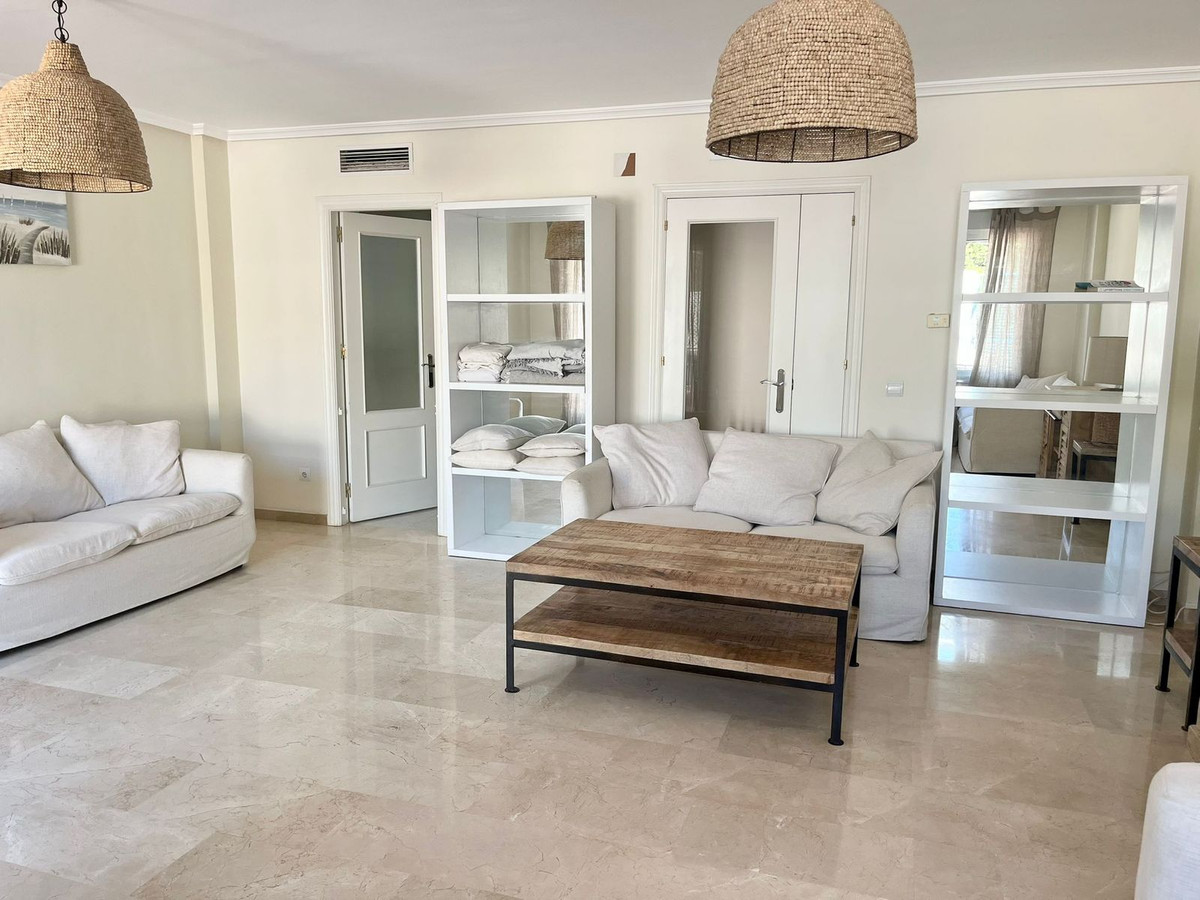 5 Bedroom Townhouse in Estepona - Photo 8
