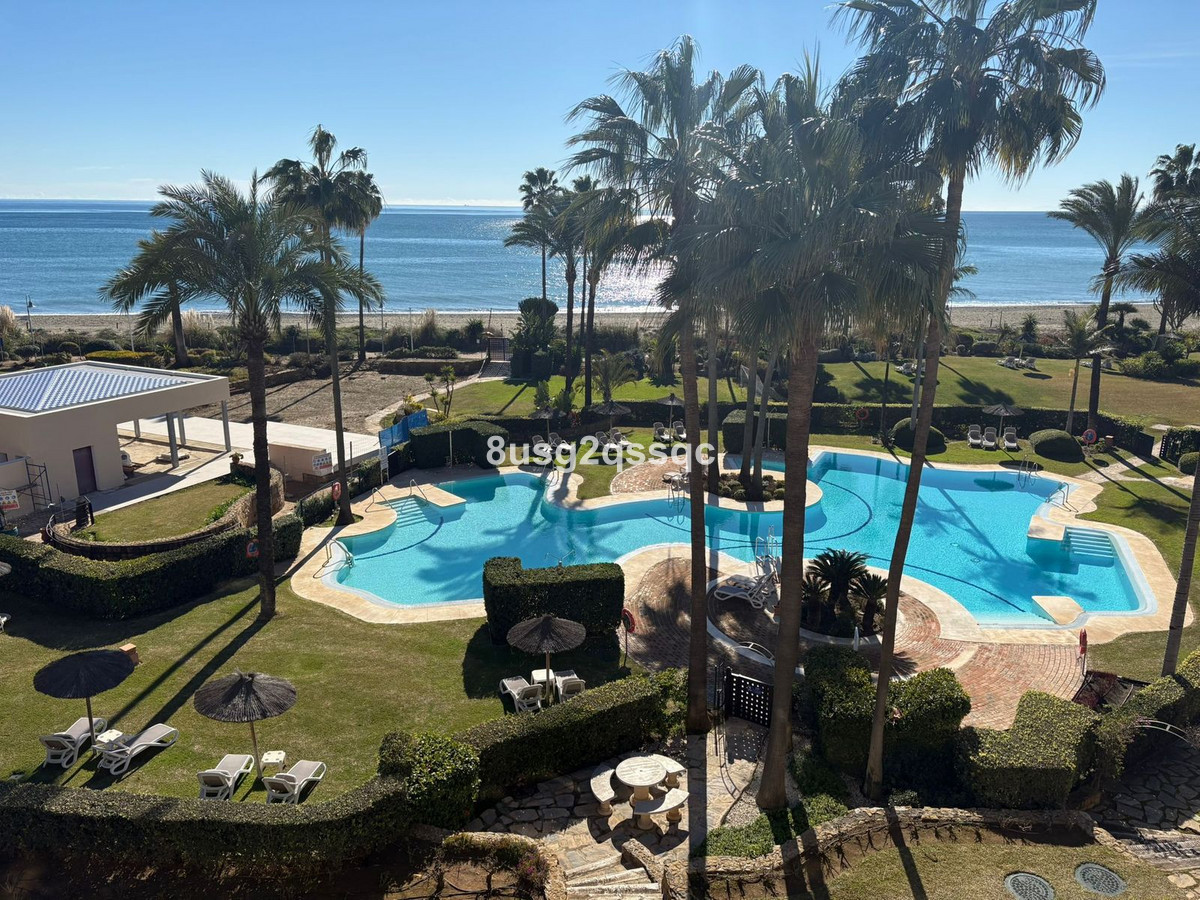 3 Bedroom Penthouse in Estepona - Photo 5