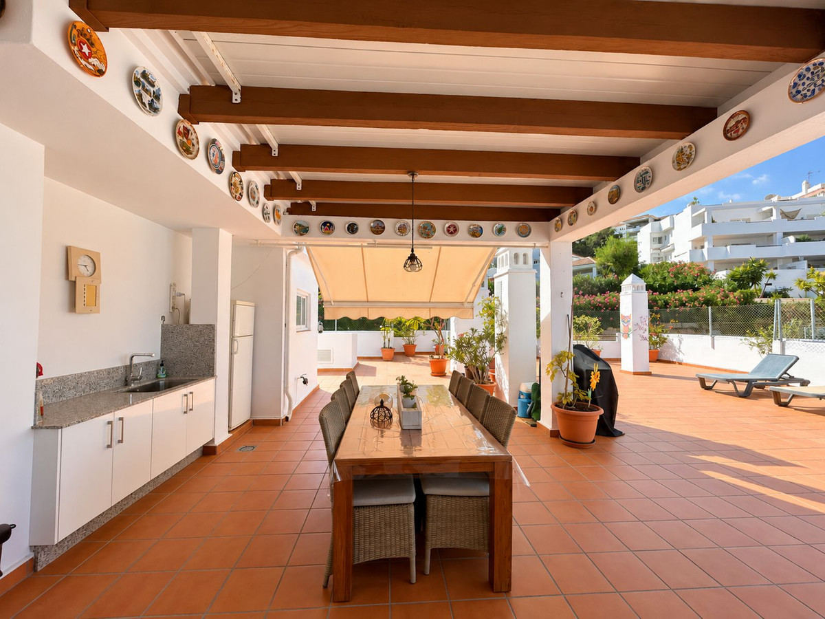 3 Bedroom Penthouse in Estepona - Photo 3