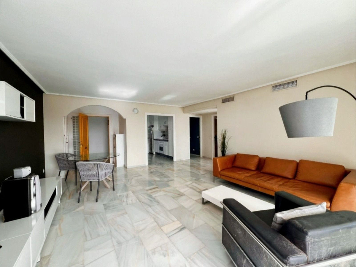 3 Bedroom Penthouse in Estepona - Photo 3