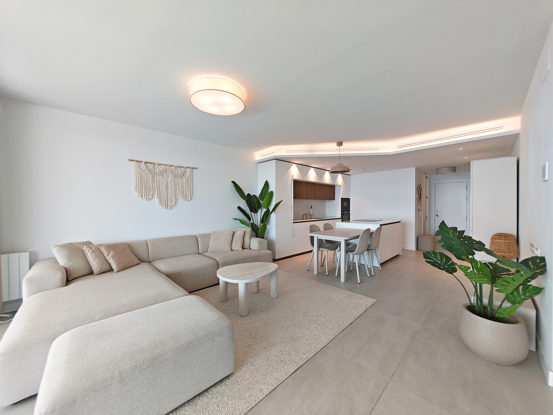 2 Bedroom Apartment in Benalmádena - Photo 5