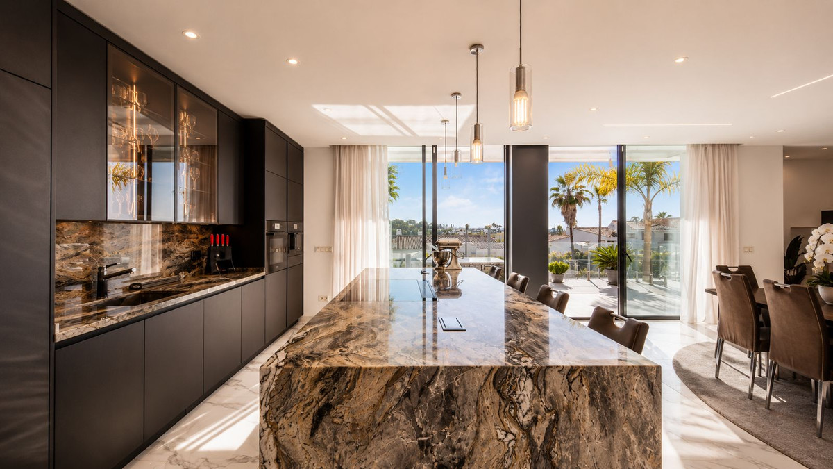 5 Bedroom Villa in Estepona - Photo 7
