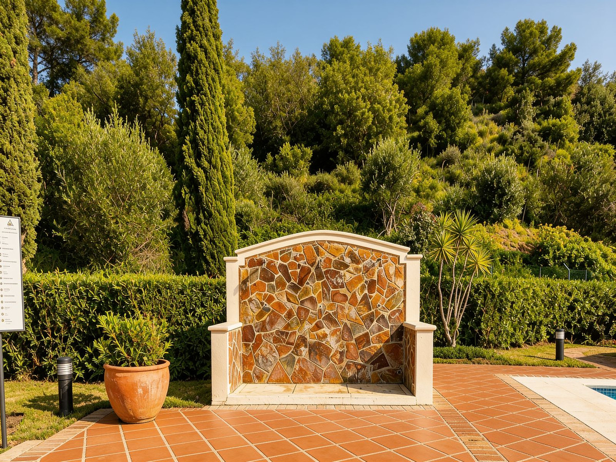 2 Bedroom Apartment in Marbella - Photo 25