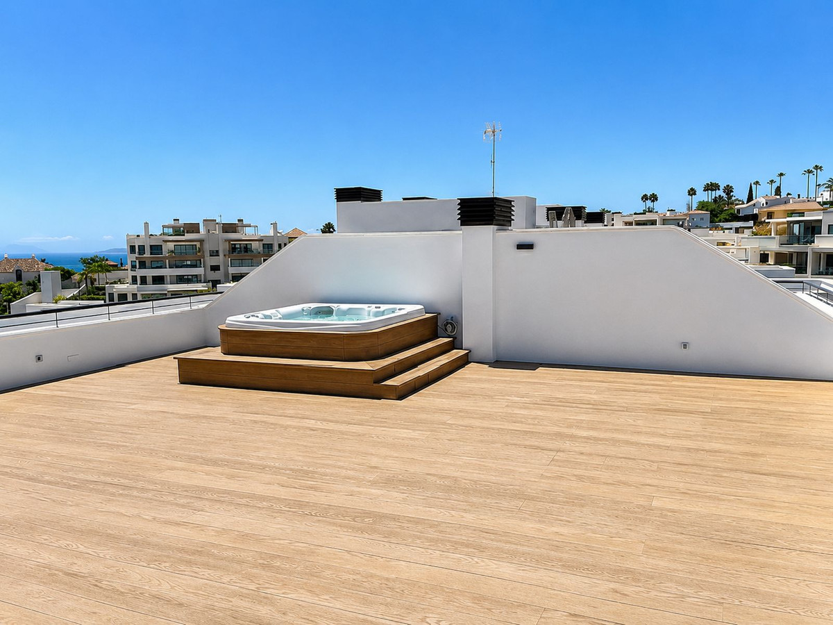3 Bedroom Penthouse in Estepona - Photo 24