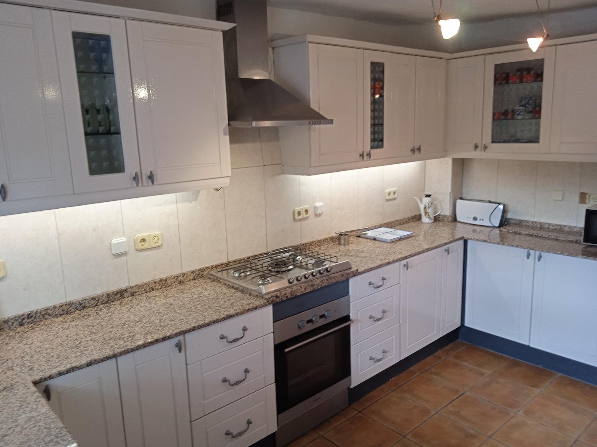 Chalet de 5 dormitorios con piscina en Granada – Foto 17