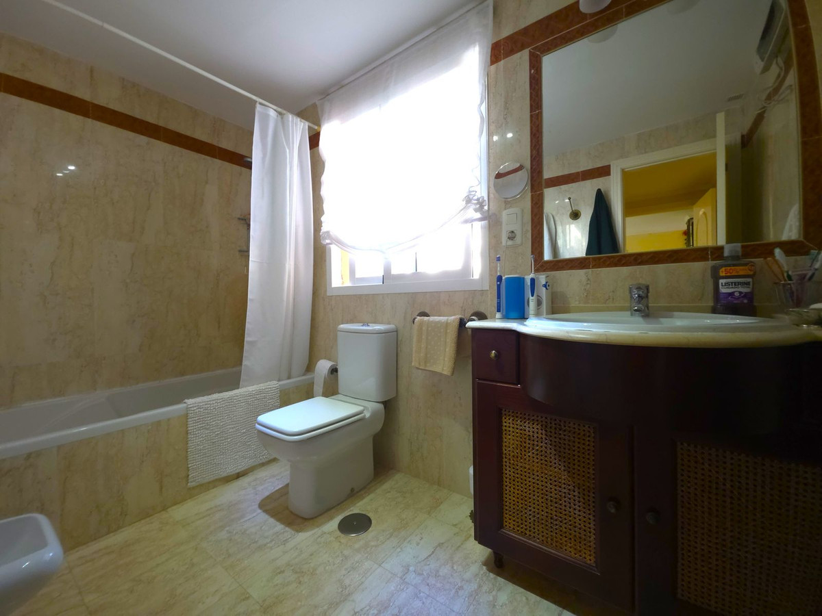 2 Bedroom Apartment in Marbella - Photo 22
