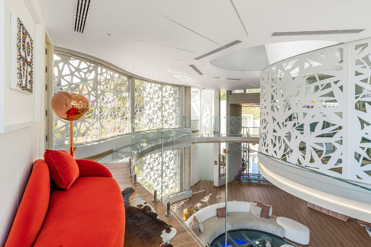6 Bedroom Villa in Estepona - Photo 12