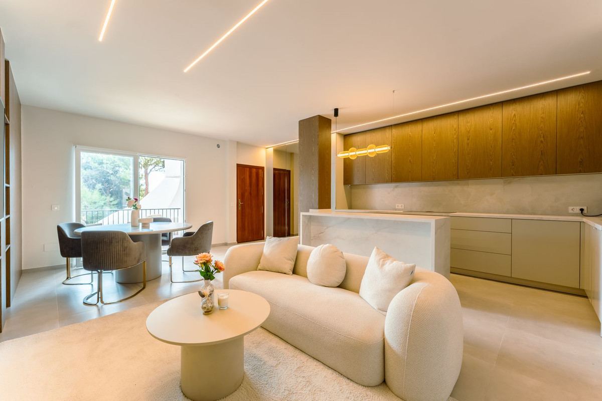 2 Bedroom Apartment in Marbella - Photo 2
