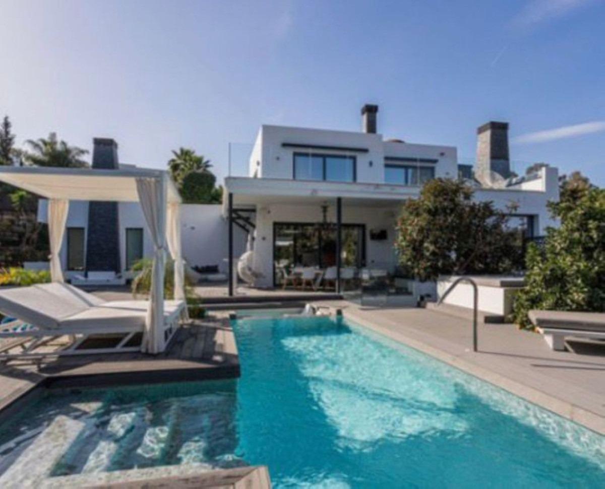 8 Bedroom Villa in Marbella - Photo 2