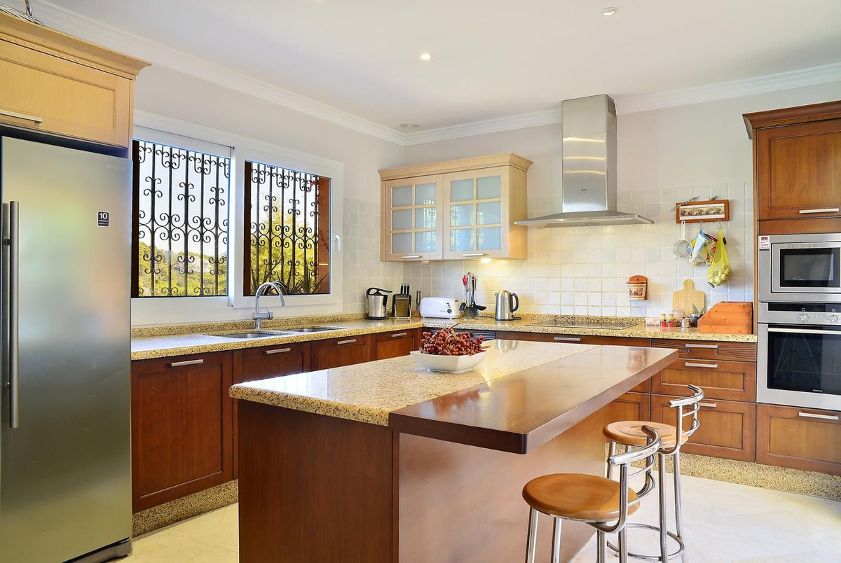 4 Bedroom Villa in Marbella - Photo 6