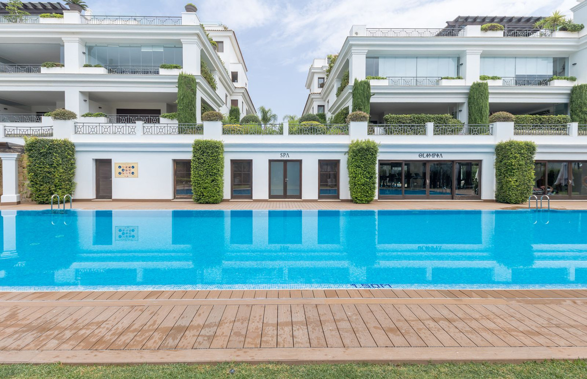 3 Bedroom Apartment in Estepona - Photo 7