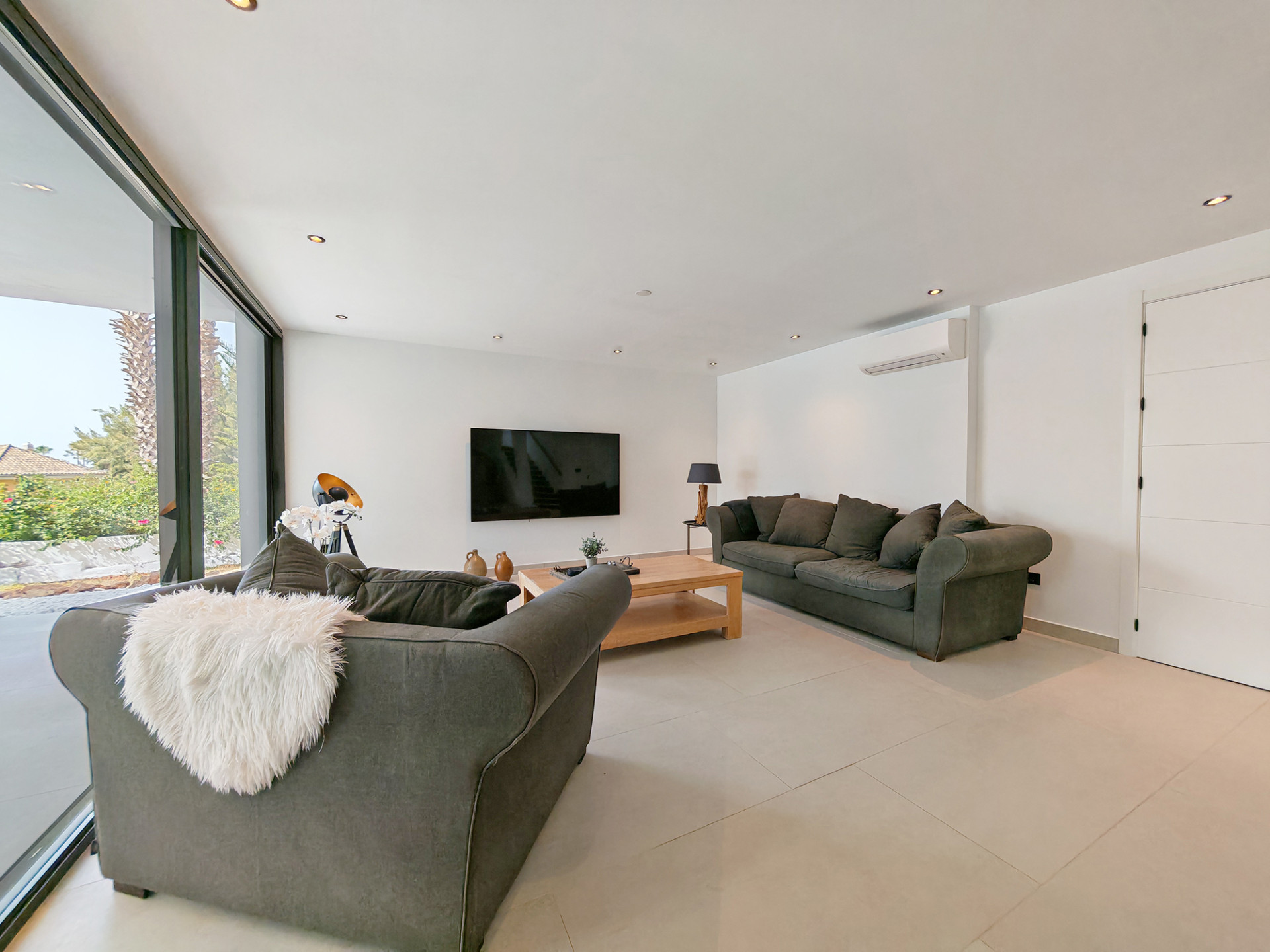 8 Bedroom Villa in Marbella - Photo 7