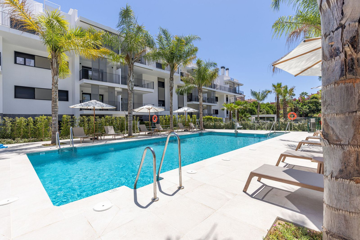 3 Bedroom Apartment in Estepona - Photo 2