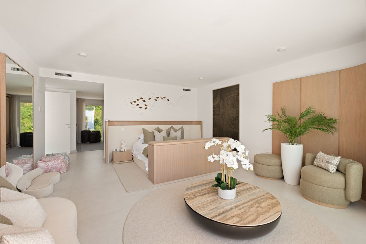 4 Bedroom Villa in Marbella - Photo 29