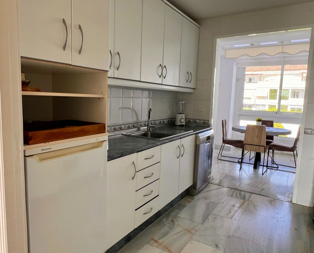 3 Bedroom Penthouse in Estepona - Photo 13