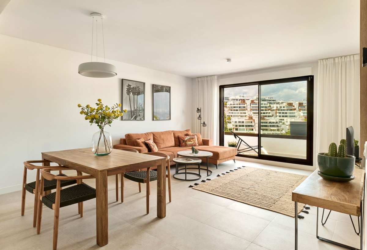 2 Bedroom Apartment in Estepona - Photo 3