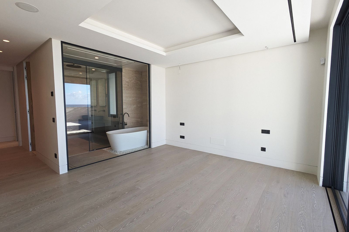 2 Bedroom Apartment in Estepona - Photo 10