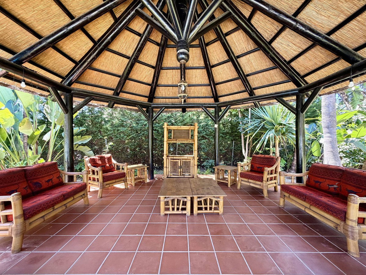 2 Bedroom Apartment in Marbella - Photo 24