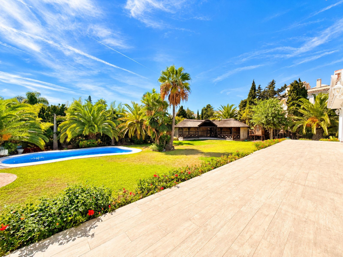 5 Bedroom Villa in Estepona - Photo 5