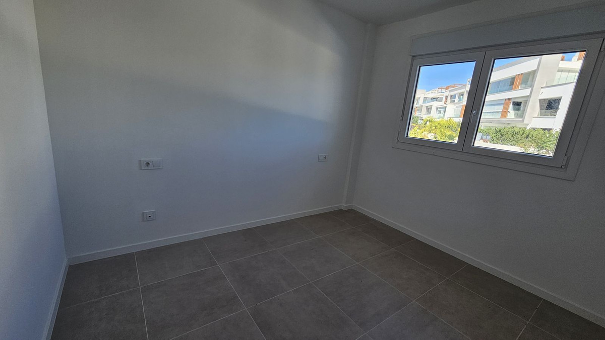 2 Bedroom Apartment in Estepona - Photo 30