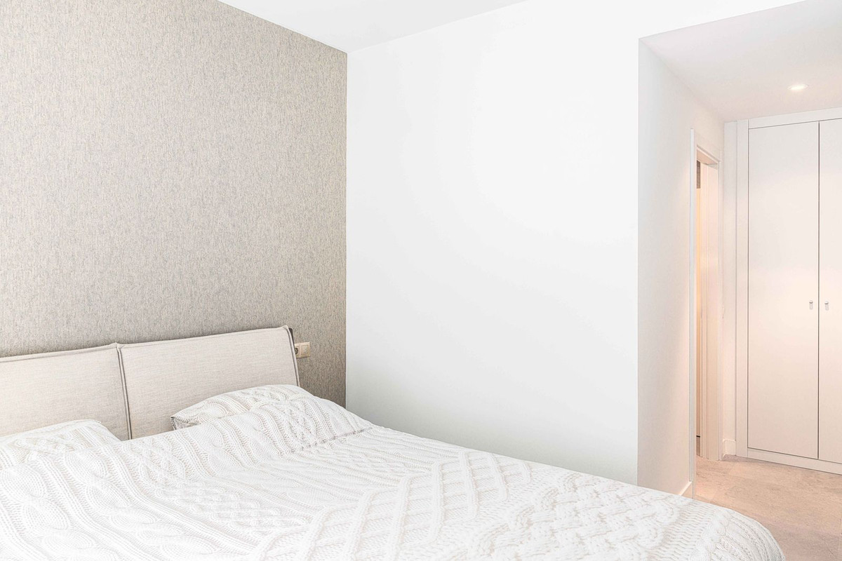 2 Bedroom Apartment in Benalmádena - Photo 10