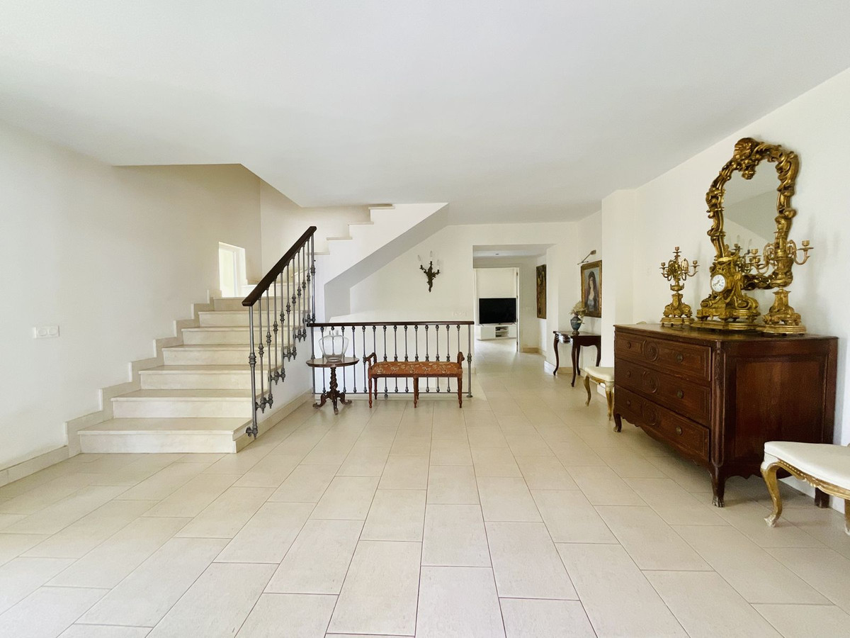 6 Bedroom Villa in Marbella - Photo 27