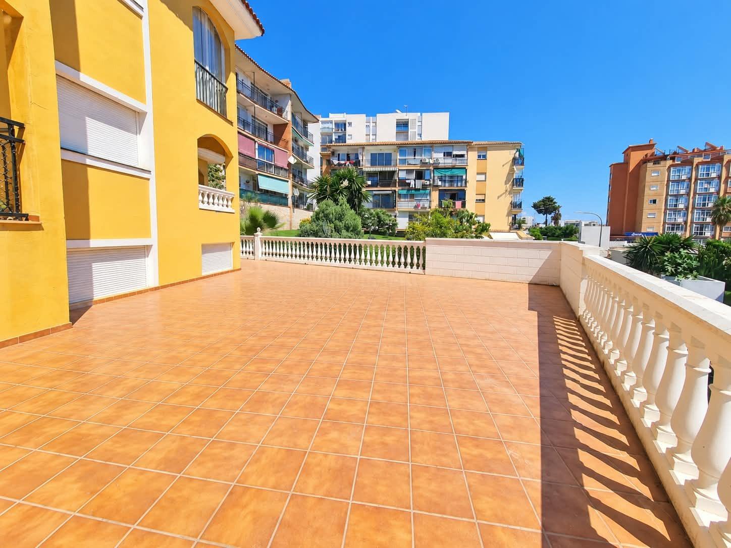 2 Bedroom Apartment in Benalmádena - Photo 6