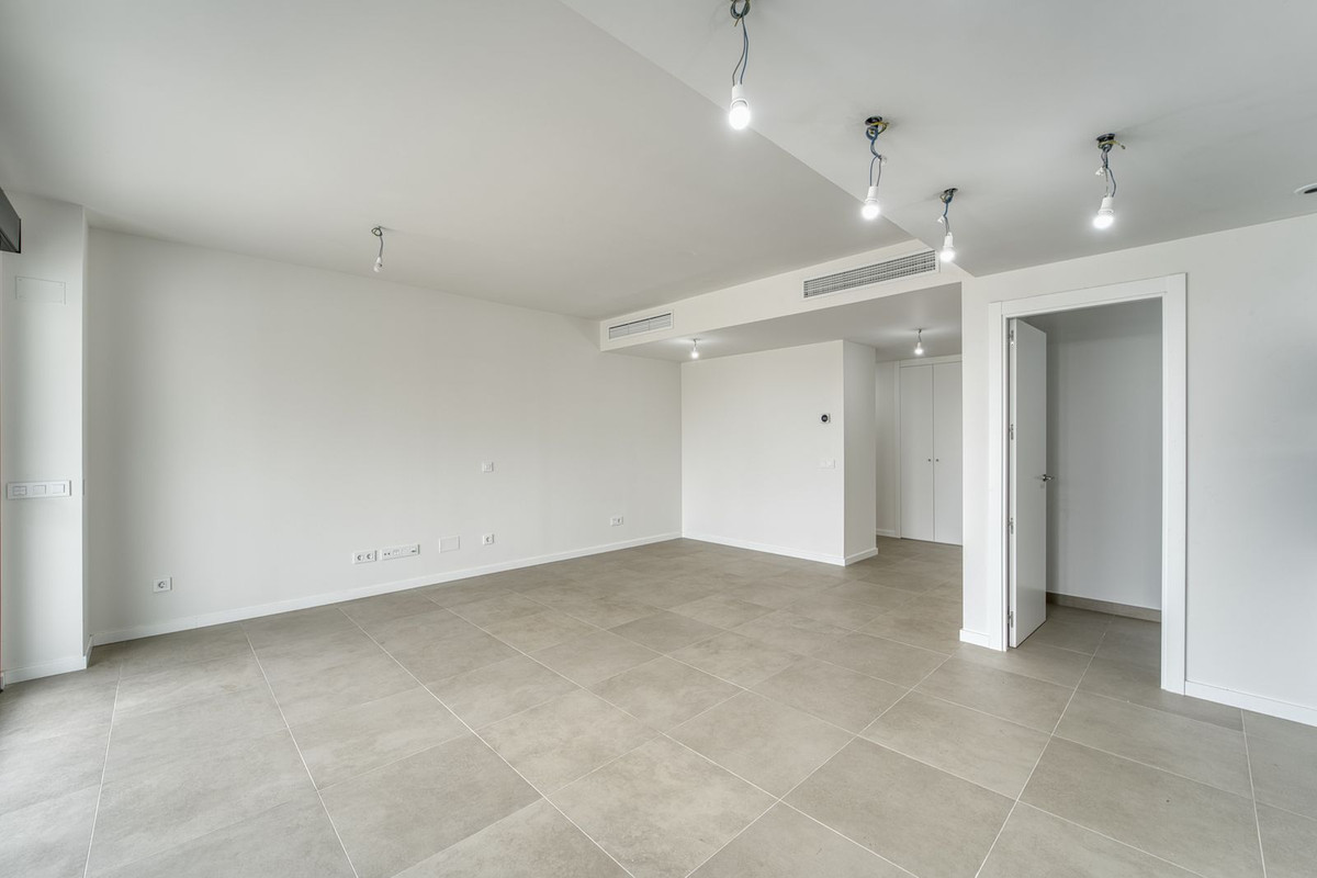 2 Bedroom Apartment in Torremolinos - Photo 4